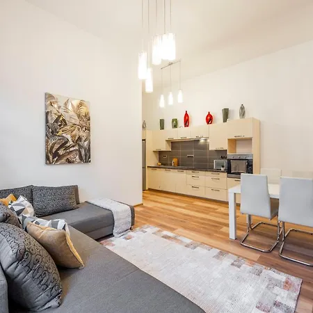 Spacious & Cozy W/ Terrace Apartmán