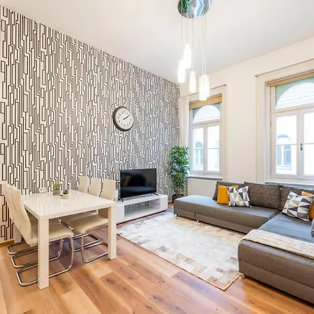 Apartment Spacious & Cozy W/ Terrace *