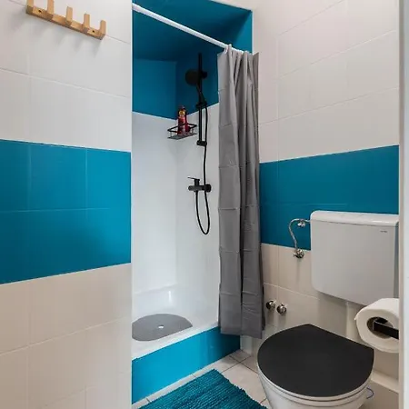 R Apartman *