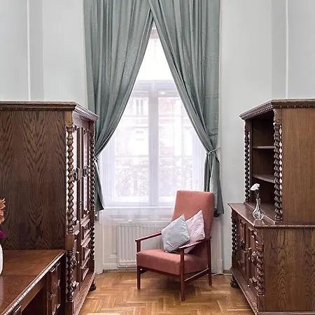 Homestay Jozsef 68 - Near Newyork Cafe