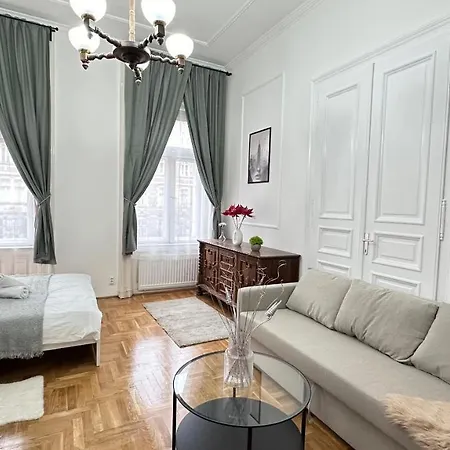 Homestay Jozsef 68 - Near Newyork Cafe