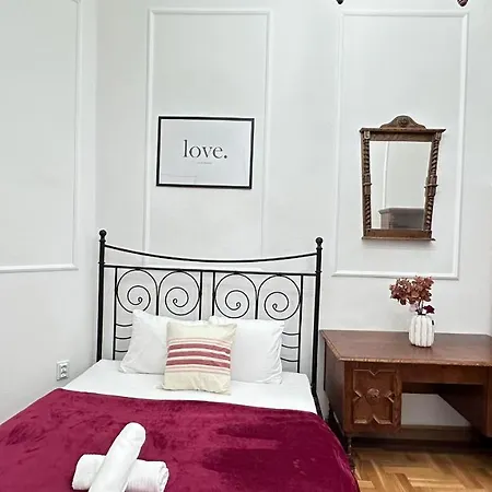 Homestay Jozsef 68 - Near Newyork Cafe Budapest