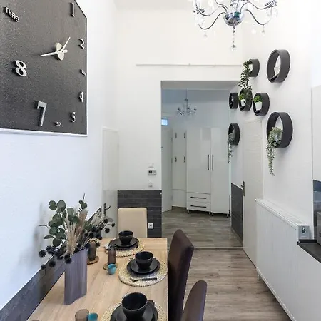 Apartment Urban Oasis