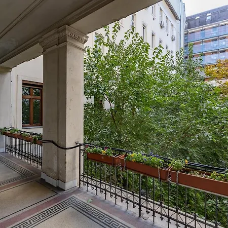 Apartment Urban Oasis