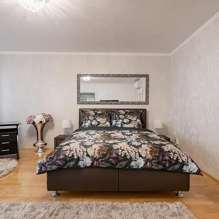 Apartment Beautiful Three Bedrooms With Free Parking Close To The Danube Coast