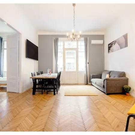 Apartment Downtown With Balcony *