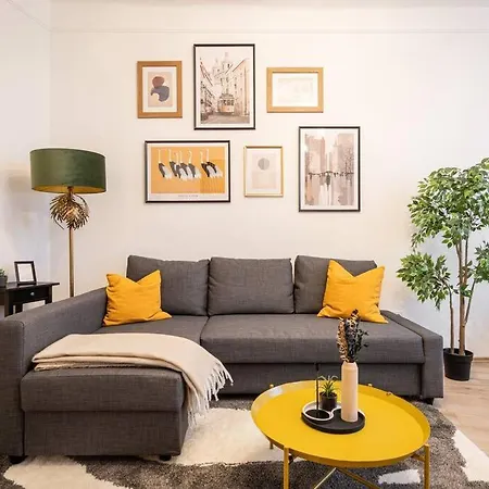 Warm Elegance Retreat : 75 M2 Comfort Near New York Cafe Apartment