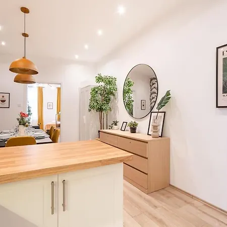 Apartment Warm Elegance Retreat : 75 M2 Comfort Near New York Cafe *