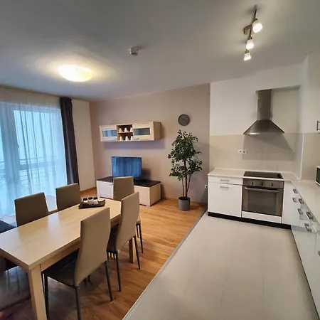 Ξενοδοχείο με διαμερίσματα Corvin Plaza & 3*