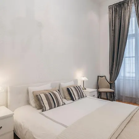 Basilica Palace Apartment *