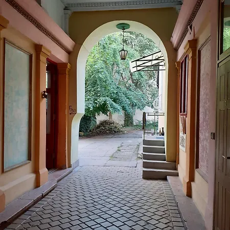 Apartment Spacious Near Liget