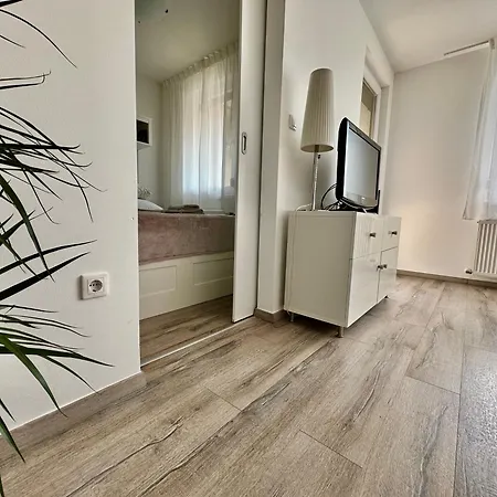 Break - Private Garage, Ac, Balcony Apartment
