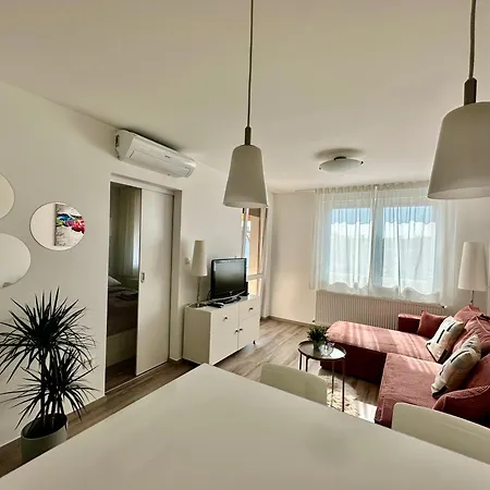 Apartment Break - Private Garage, Ac, Balcony
