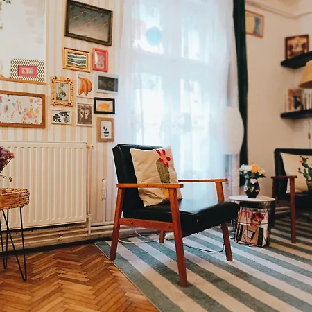 Apartment Flat In Historic With Your Own Private Garden, Near City Park *