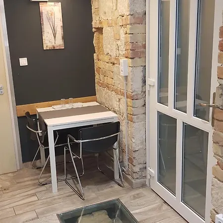 Economy Hollo Budapest
