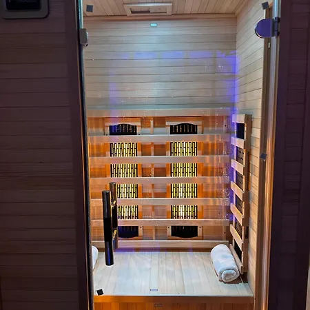 Stylish Natural With Sauna - Heroes Square Apartment Budapest