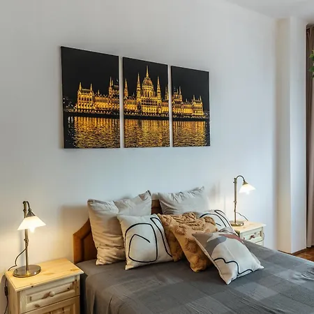 Bright & Spacious Riverside With Balcony Apartment *