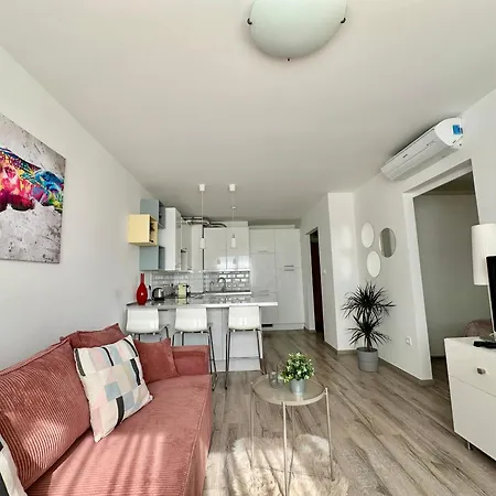 Break - Private Garage, Ac, Balcony *