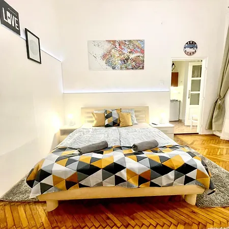 Small Cosy Near The Famous Westend Center *