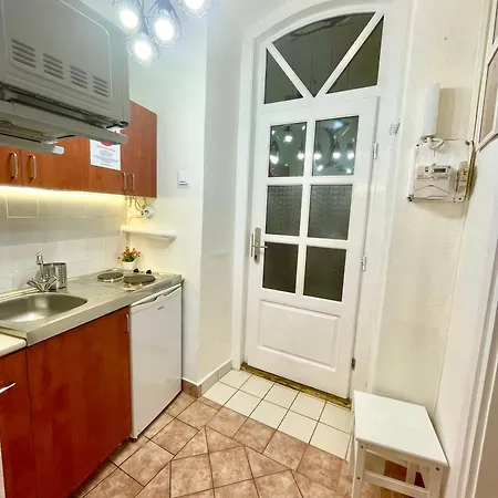 Small Cosy Near The Famous Westend Center Apartment Budapest