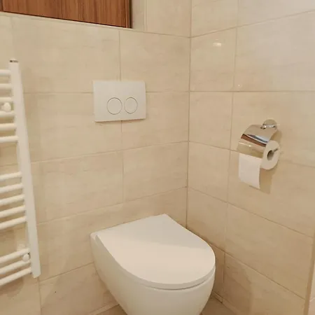 Apartment Flat In Historic With Your Own Private Garden, Near City Park
