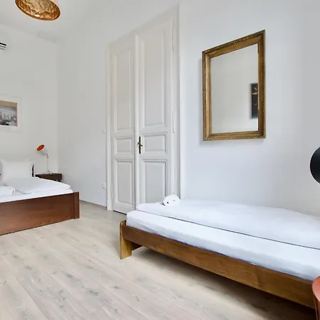 By Hi5 Apartments- Erzsebet 44