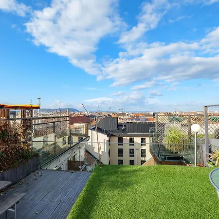 3bedroom Triplex Rooftop Apartment *