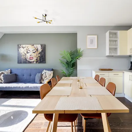 3bedroom Triplex Rooftop Apartment *