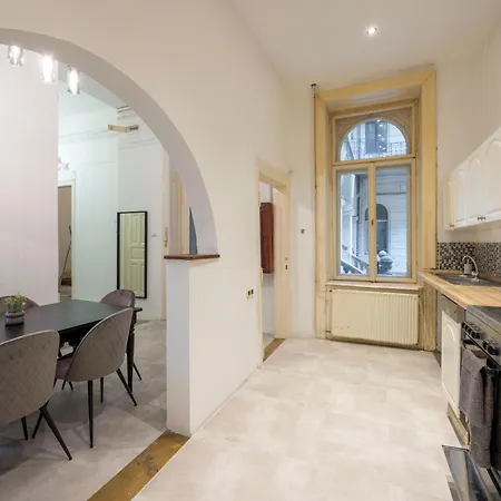 Spacious Vintage For 12ppl Budapest