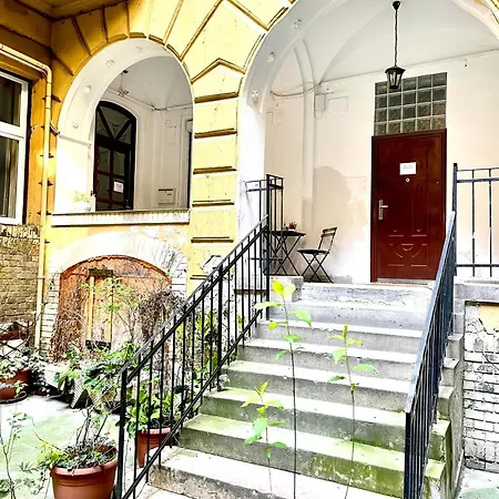 Small Cosy Near The Famous Westend Center *