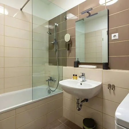 Garden Oasis Retreat On Corvin Promenade - 012 Apartment *