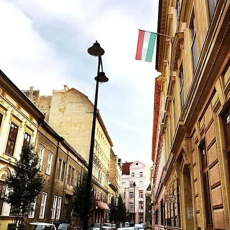 Atelier 7 / Stylish, Bright, Quiet Budapest