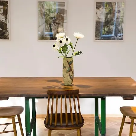 Atelier 7 / Stylish, Bright, Quiet