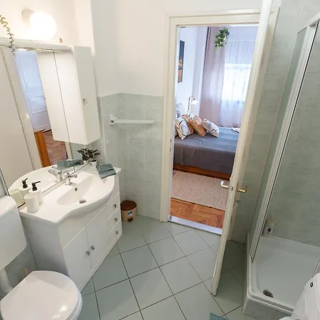 Apartment Bright & Spacious Riverside With Balcony