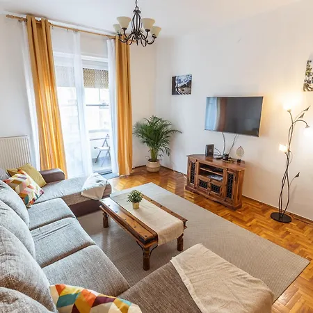 Bright & Spacious Riverside With Balcony Apartment *