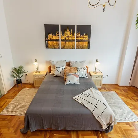 Apartment Bright & Spacious Riverside With Balcony