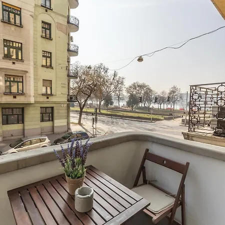 Bright & Spacious Riverside With Balcony Apartment Budapest