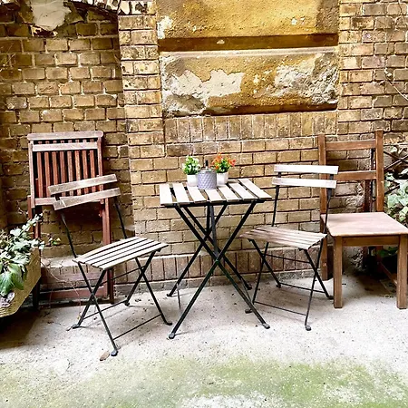 Small Cosy Near The Famous Westend Center Budapest