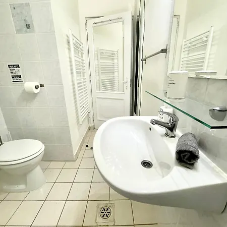 Small Cosy Near The Famous Westend Center * Budapest