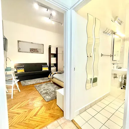 Small Cosy Near The Famous Westend Center Apartment