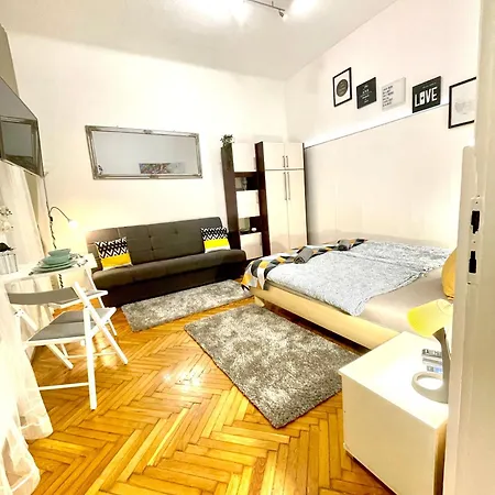 Small Cosy Near The Famous Westend Center Apartment Budapest