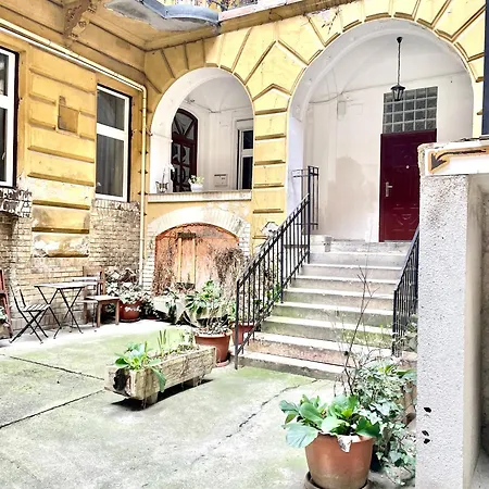 Small Cosy Near The Famous Westend Center Apartment