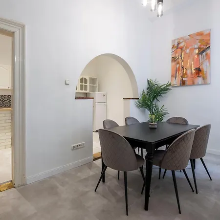 Spacious Vintage For 12ppl Apartment Budapest