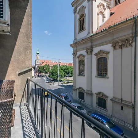 Apartment Castle Charm Apartment/ Ac