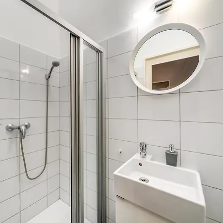 Downtown Delight - Erzsebet Blvd - 13 Ppl Apartment