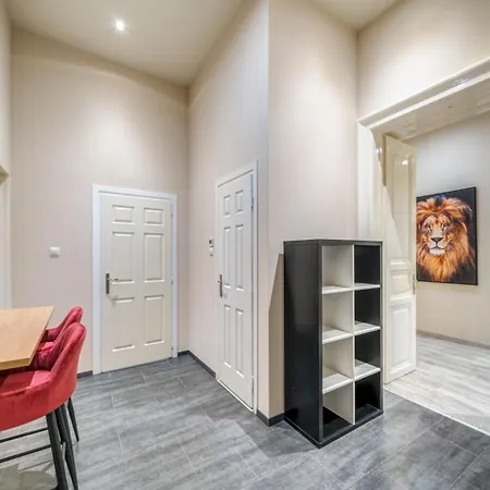 Downtown Delight - Erzsebet Blvd - 13 Ppl Apartment