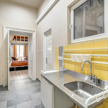 Downtown Delight - Erzsebet Blvd - 13 Ppl * Budapest