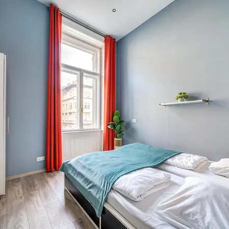 Downtown Delight - Erzsebet Blvd - 13 Ppl Apartment Budapest
