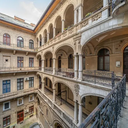 Downtown Delight - Erzsebet Blvd - 13 Ppl * Budapest