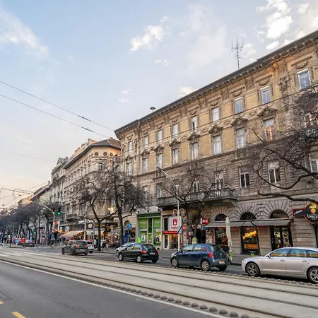 Downtown Delight - Erzsebet Blvd - 13 Ppl *